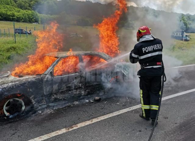 Două autoturisme marca Mercedes au ars în aceeași zi. Foto turnulsfatului.ro