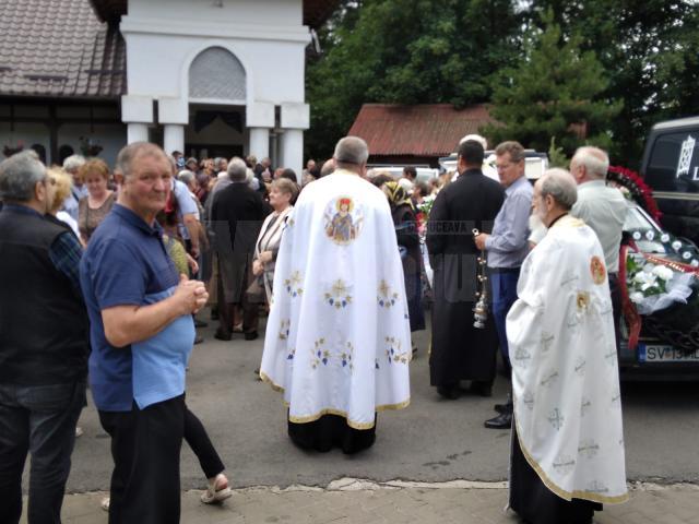 Lacrimi, flori și sute de oameni cu inimi împietrite de durere, la înmormântarea sucevencei ucise de rechin într-o stațiune din Egipt