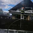 Incendiu puternic, extins la două gospodării, la Mălini