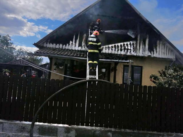 Incendiu puternic, extins la două gospodării, la Mălini