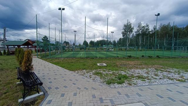 Teren de sport și alei pietonale în parcul central din Dorna Candrenilor