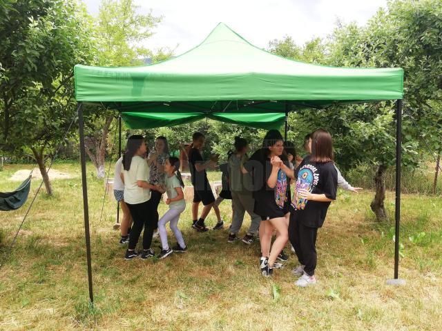Elevi de la Palatul Copiilor Suceava, în tabăra de dezvoltare personală „Călătoriile lui Willy Frog”, organizată la Cacica