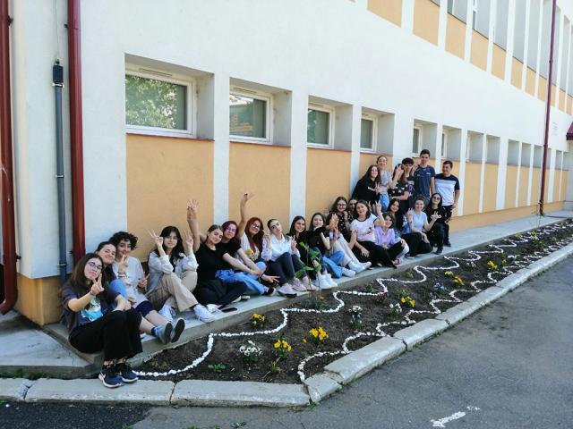 Elevii de la ”Nicu Gane” Fălticeni au amenajat curtea școlii cu flori și cu arbuști ornamentali