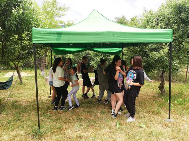 Elevi de la Palatul Copiilor Suceava, în tabăra de dezvoltare personală „Călătoriile lui Willy Frog”, organizată la Cacica