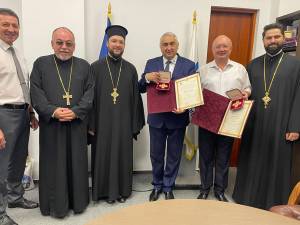 Medalie Jubiliară oferită rectorului și prorectorului USV, de o delegație a Arhiepiscopiei Sucevei și Rădăuților