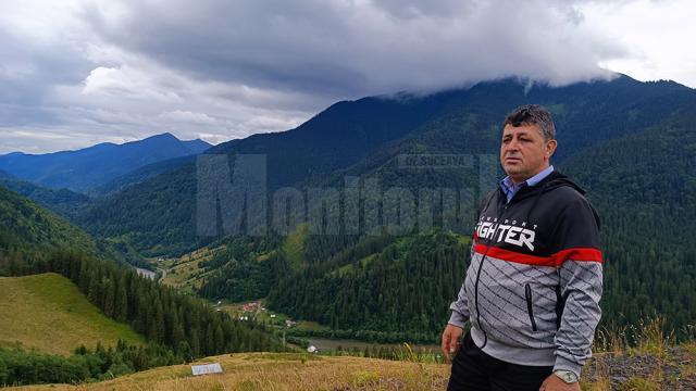 Primarul Dorin Rusu a urcat pe munte, în locul unde va fi amplasată crucea