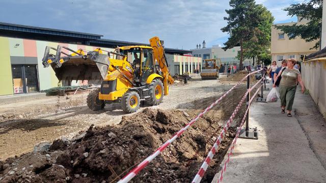 Apartamentele de lângă Piața Mică și laboratoarele universității au vibrat ca la cutremur, din cauza utilajelor folosite la lucrările din zonă