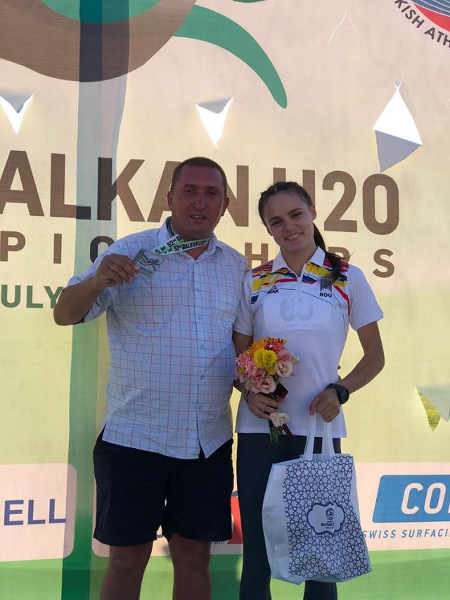 Antrenorul Cristian Prâsneac alături de proaspăta campioană balcanică