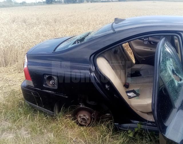 Autoturism abandonat la marginea E 85, cu grave avarii, după o urmărire cu poliția