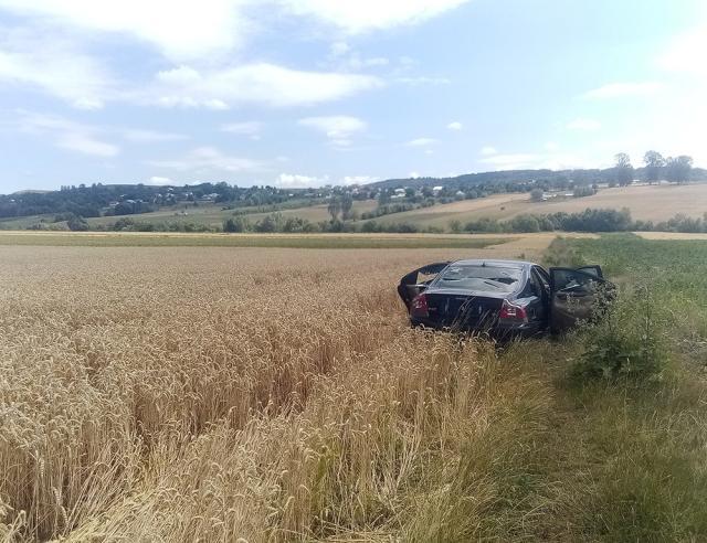 Autoturism abandonat la marginea E 85, cu grave avarii, după o urmărire cu poliția