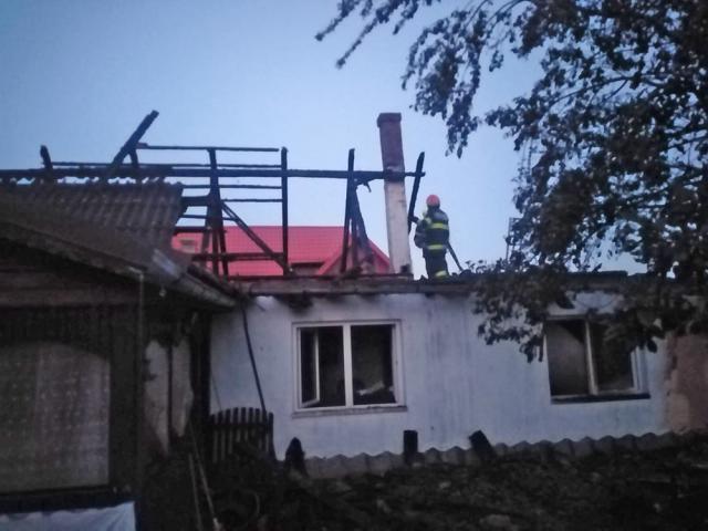 Mai multe anexe ale unei gospodării au fost distruse într-un incendiu