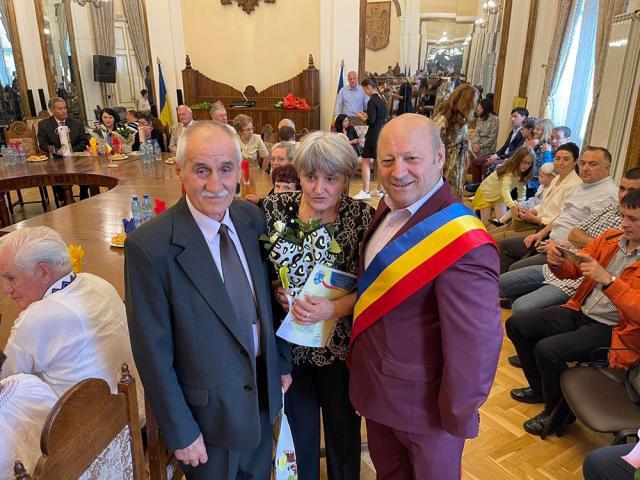 Primăria Vatra Dornei a premiat 30 de familii care au împlinit 50 de ani de căsătorie