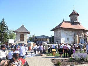 Sute de credincioași au participat, miercuri, 20 iulie 2022. la resfințirea bisericii monument a Mănăstirii „Sfântul Ilie” Șcheia