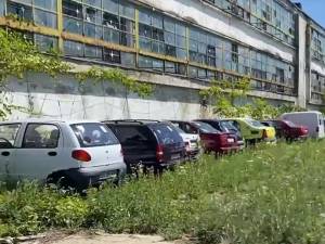 Mașini abandonate pe străzile Sucevei, scoase la licitație joia viitoare, pe câteva sute de euro