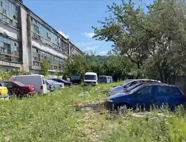 Zeci de mașini abandonate pe străzile Sucevei, scoase la licitație joia viitoare, pe câteva sute de euro