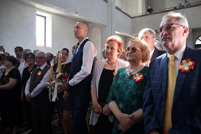 42 de cupluri au ajuns după 50 de ani în fața Sfântului Altar pentru a sărbători „Nunta de Aur”