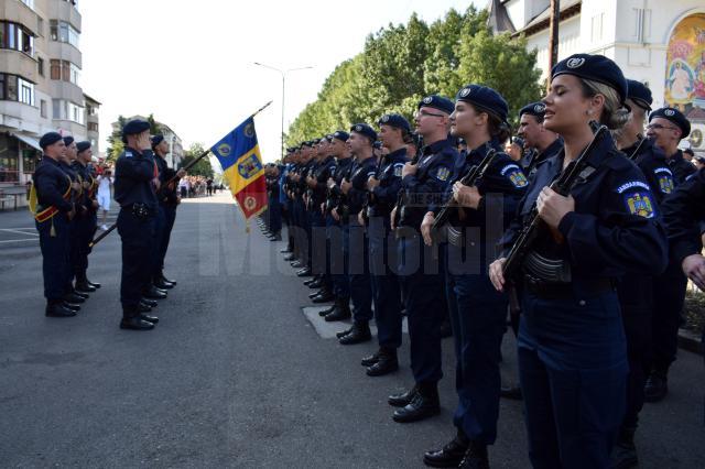 Elevii Şcolii de Subofiţeri Jandarmi Fălticeni au depus jurământul în centrul municipiului