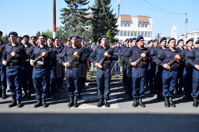 Elevii Şcolii de Subofiţeri Jandarmi Fălticeni au depus jurământul în centrul municipiului