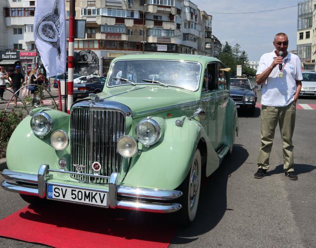 Iulian Todirică lângă Jaguar MKV