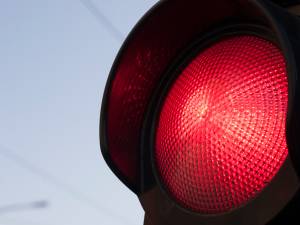 Un șofer care a intrat pe culoarea roșie pe podul de la Milișăuți a provocat un accident cu un rănit