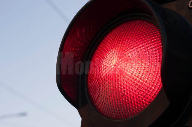 Un șofer care a intrat pe culoarea roșie pe podul de la Milișăuți a provocat un accident cu un rănit