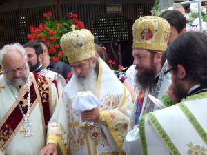 Sute de oameni au participat la resfințirea bisericii din Corlata