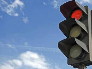 Un șofer care a intrat pe culoarea roșie pe podul de la Milișăuți a provocat un accident cu un rănit Foto ziuadecluj.ro