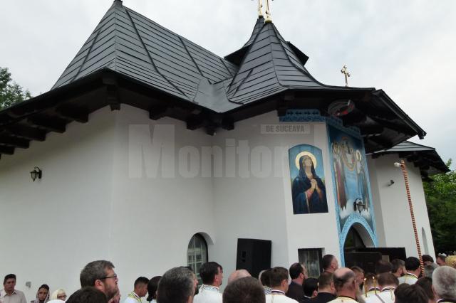 Sute de oameni au participat la sfințirea bisericii din Corlata