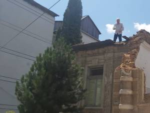 Prof Ion Ilișescu s-a urcat pe casa Morțun pentru a solicita oprirea demolării acesteia  sursă foto: ziaruldepenet.ro