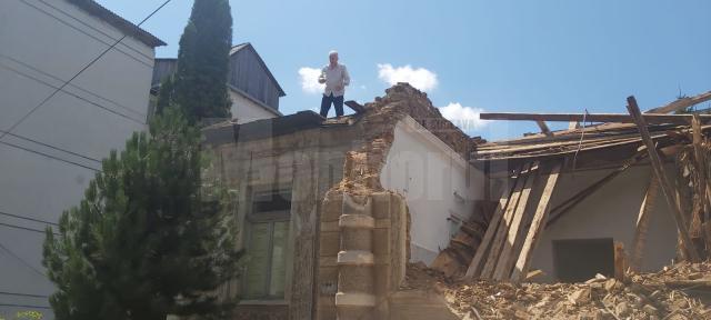 Prof Ion Ilișescu s-a urcat pe casa Morțun pentru a solicita oprirea demolării acesteia  sursă foto: ziaruldepenet.ro
