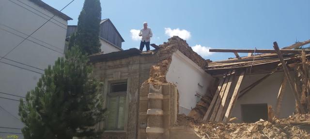 Prof. Ion Ilișescu s-a urcat pe casa Morțun pentru a solicita oprirea demolării acesteia Sursă foto: ziaruldepenet.ro
