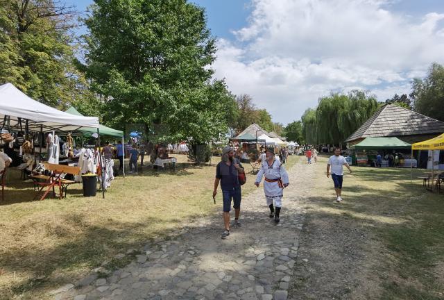 130 de expozanți și sute de vizitatori, chiar din prima zi a evenimentului din Muzeul Satului