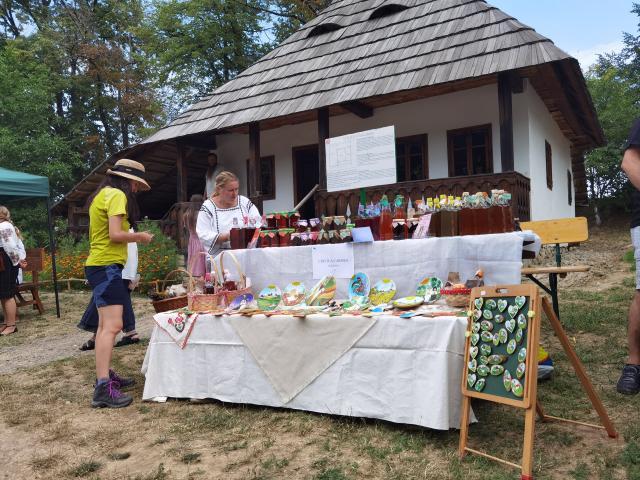 130 de expozanți și sute de vizitatori, chiar din prima zi a evenimentului din Muzeul Satului