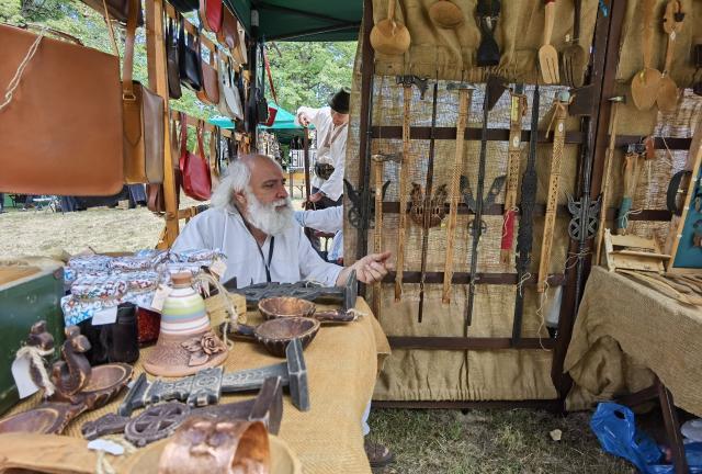 130 de expozanți și sute de vizitatori, chiar din prima zi a evenimentului din Muzeul Satului