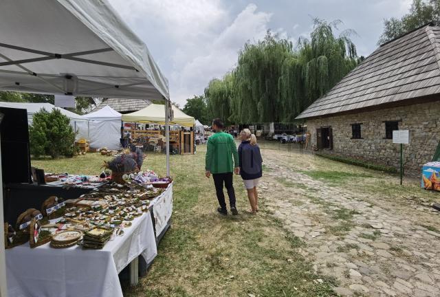 130 de expozanți și sute de vizitatori, chiar din prima zi a evenimentului din Muzeul Satului