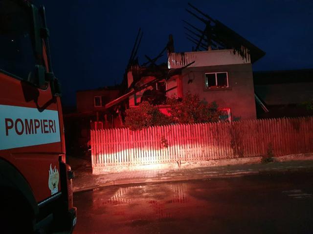 Casa distrusă de incendiu