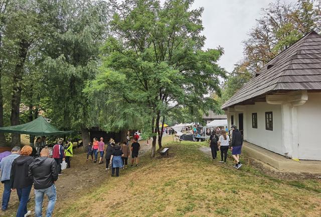 Mii de suceveni și turiști au răspuns chemării  „Lume, lume... hai la târg!”, venind la Muzeul Satului Bucovinean