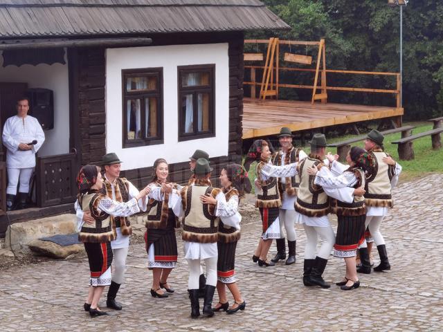 Mii de suceveni și turiști au răspuns chemării  „Lume, lume... hai la târg!”, venind la Muzeul Satului Bucovinean