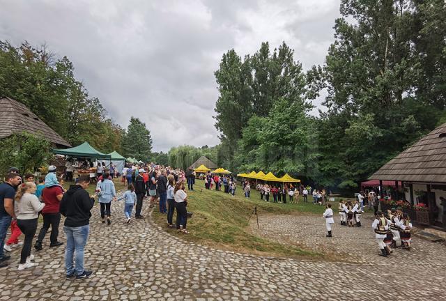 Mii de suceveni și turiști au răspuns chemării „Lume, lume... hai la târg!”, la o ediție cu 130 de expozanți și spectacole folclorice