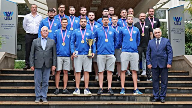 Handbaliștii de la USV au fost primiți ca niște campioni la revenirea de la Europene