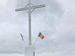 Crucea are o înălțime de 12 metri și este așezată pe un soclu de 4 metri înălțime