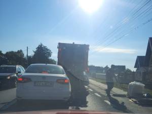 Traficul pe drumul național 29 Suceava – Botoșani, gâtuit de mașina care colectează gunoiul