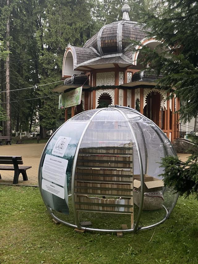 În parcul central din Vatra Dornei a fost montat un iglu de lectură, pentru iubitorii de carte