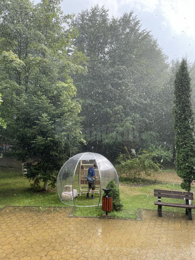 În parcul central din Vatra Dornei a fost montat un iglu de lectură, pentru iubitorii de carte