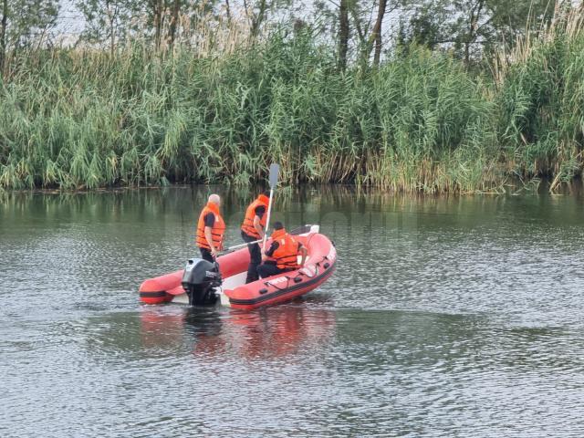 Pompierii caută trupul unui tânăr de aproximativ 18 ani, care s-ar fi înecat în iazul Lipoveni