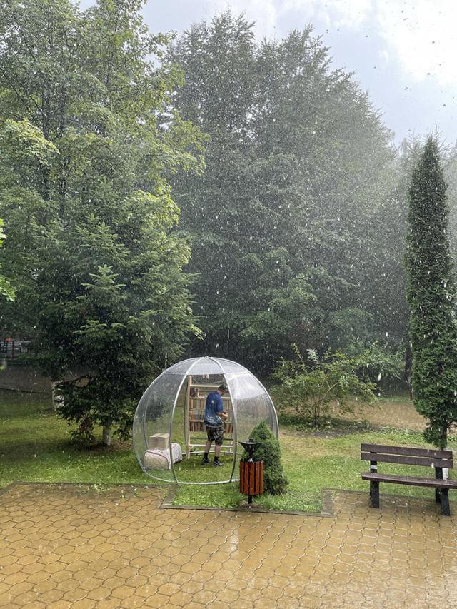 În parcul central din Vatra Dornei a fost montat un igloo de lectură, pentru iubitorii de carte