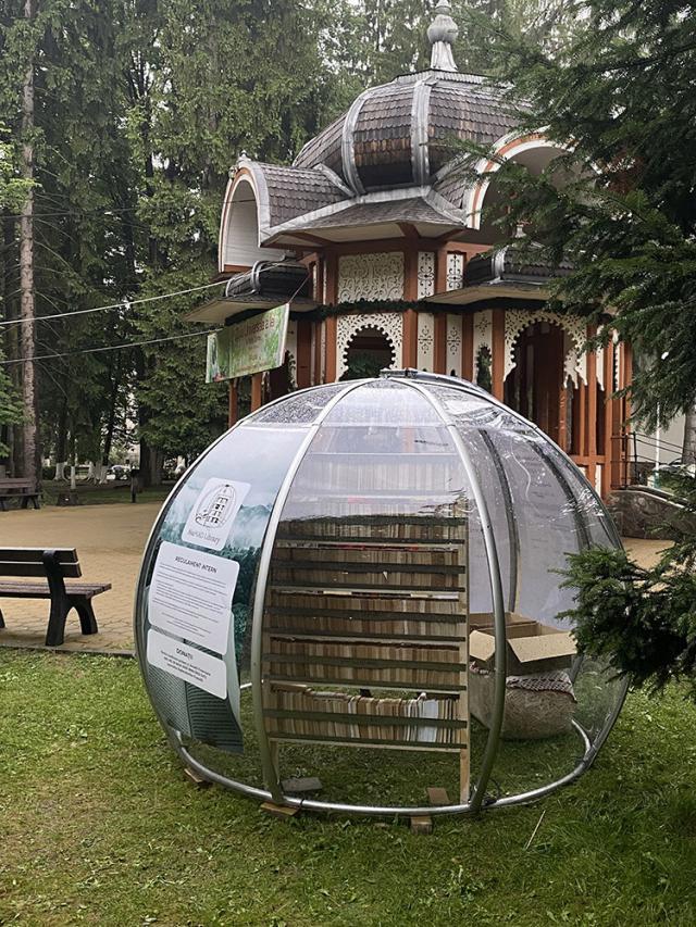 În parcul central din Vatra Dornei a fost montat un igloo de lectură, pentru iubitorii de carte