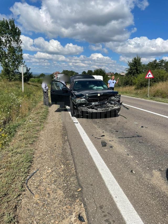 Un șofer neatent a lovit o mașină care staționa în coloană. Din impact a fost lovită încă o mașină