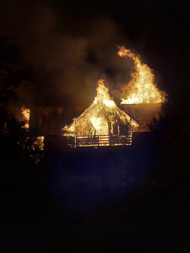 O pensiune și o casă din Bucșoaia, distruse într-un puternic incendiu