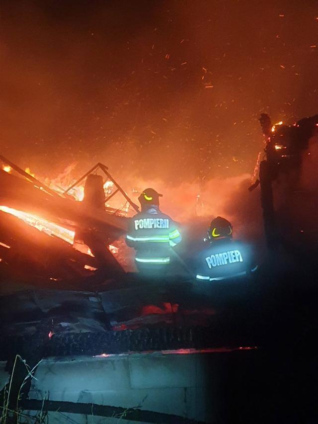O pensiune și o casă din Bucșoaia, distruse într-un puternic incendiu